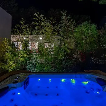 De Gamme 160 M2 Piscine Chfe Et Jacuzzi Aigues-Mortes