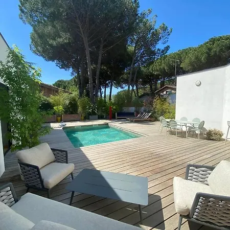 De Gamme 160 M2 Piscine Chfe Et Jacuzzi * Aigues-Mortes