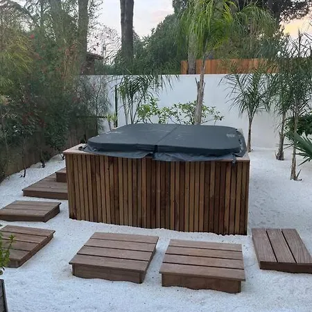 De Gamme 160 M2 Piscine Chfe Et Jacuzzi Villa Aigues-Mortes